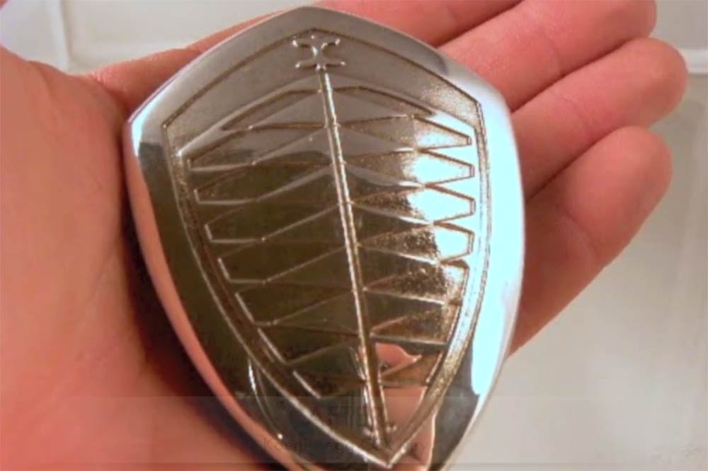 Hochglanzpolitur eines Koenigsegg Schlüssels