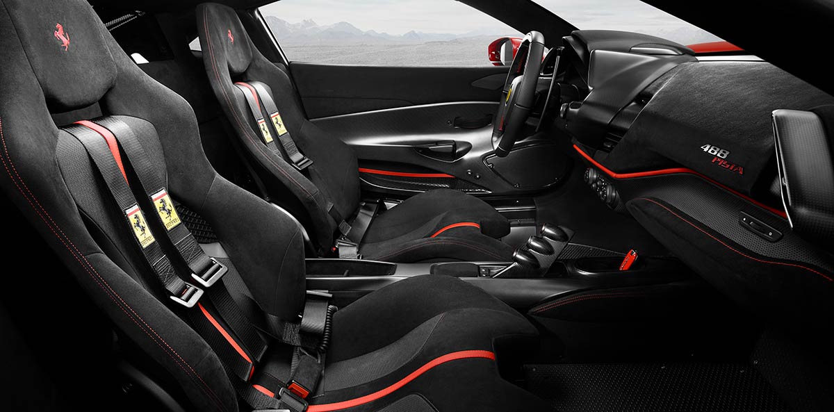Das Cockpit des Ferrari 488 Pista