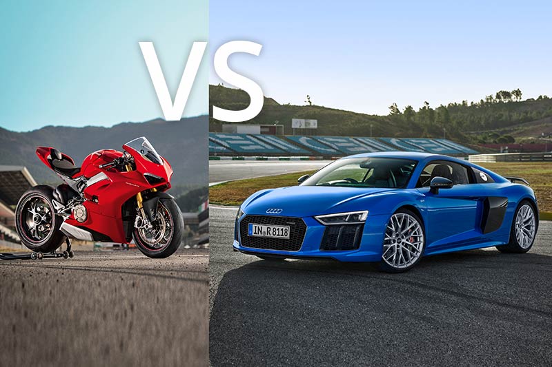 Geteiltes Bild mit „VS“: links ein rotes Ducati-Superbike, rechts ein blauer Audi R8 auf einer Rennstrecke