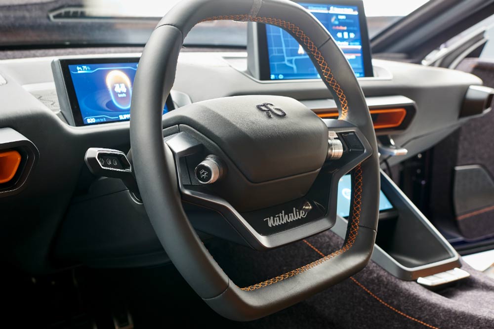 Interieur des Sportcoupés mit zwei Displays für den Fahrer