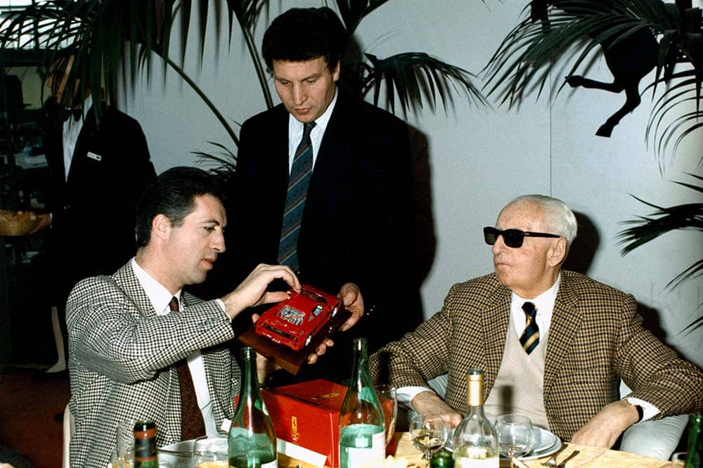 Enzo Ferrari mit seinem Sohn Piero begutachten das Modell des Ferrari F40