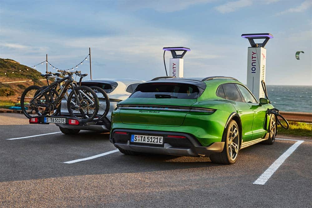 Auch mit Heckträger macht der Cross Turismo nicht nur an Ladesäulen eine gute Figur