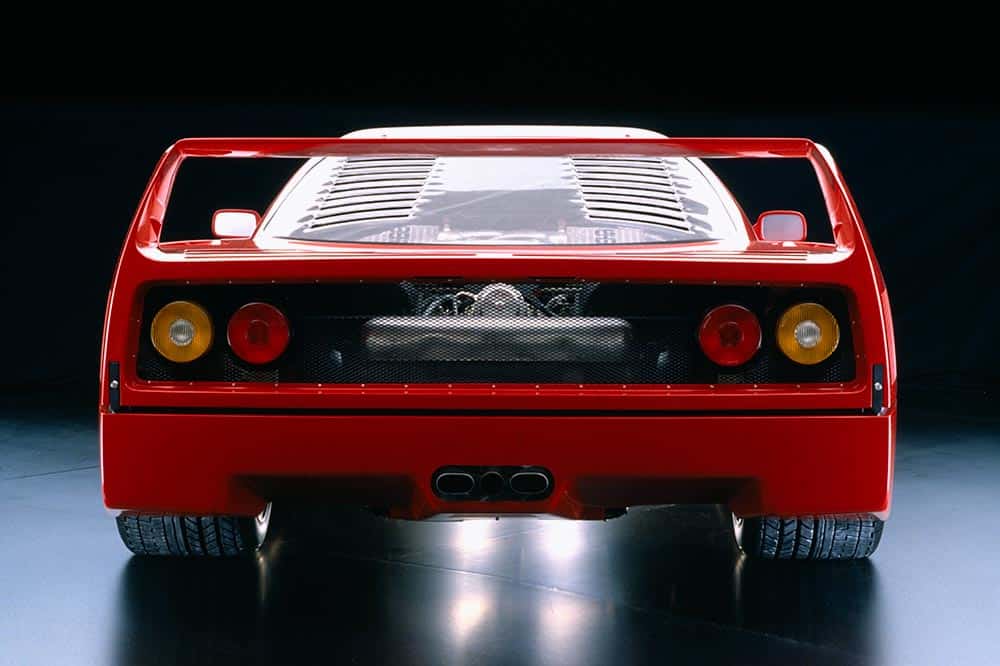In der Heckansicht unverkennbar ein Ferrari F40