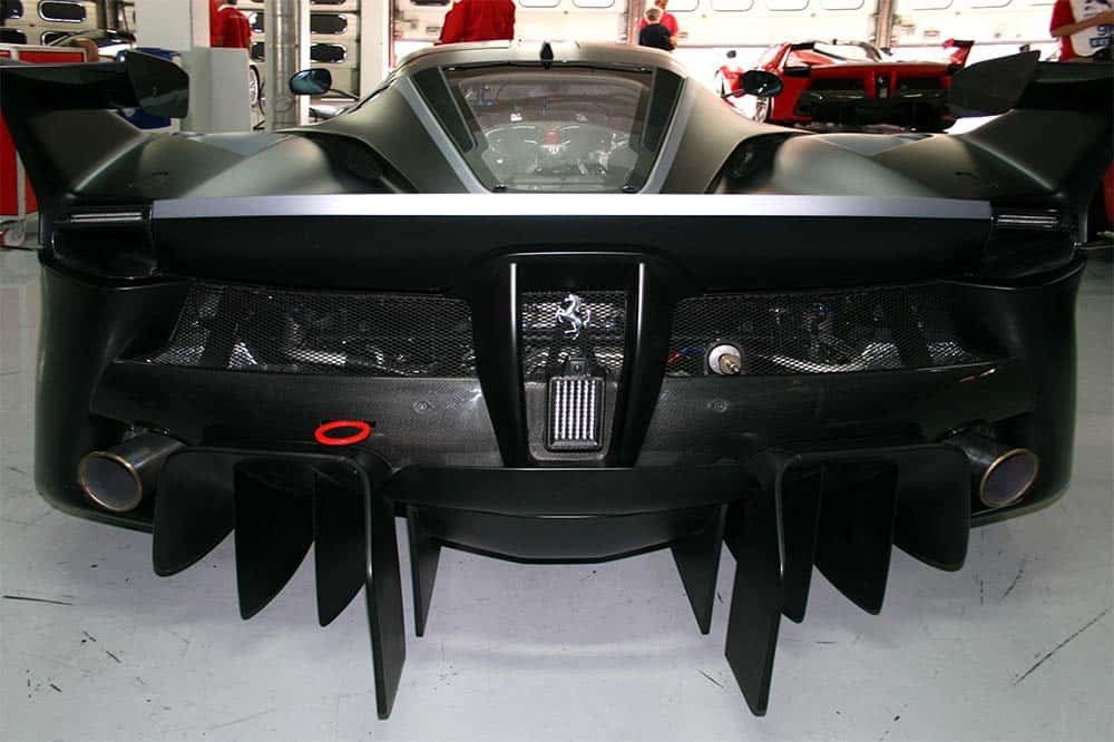 Der Hybrid-Rennwagen aus Maranello hat zwei kleinere Spoiler mit Winglets