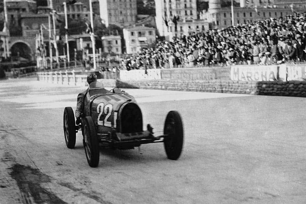 Nach 100 Runden überquert Louis Chiron als Erster die Ziellinie