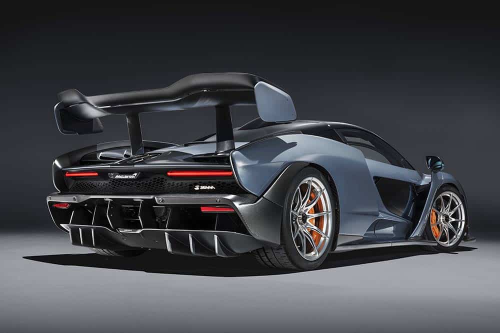Ein riesiger Heckspoiler thront auf dem Heck des McLaren Senna