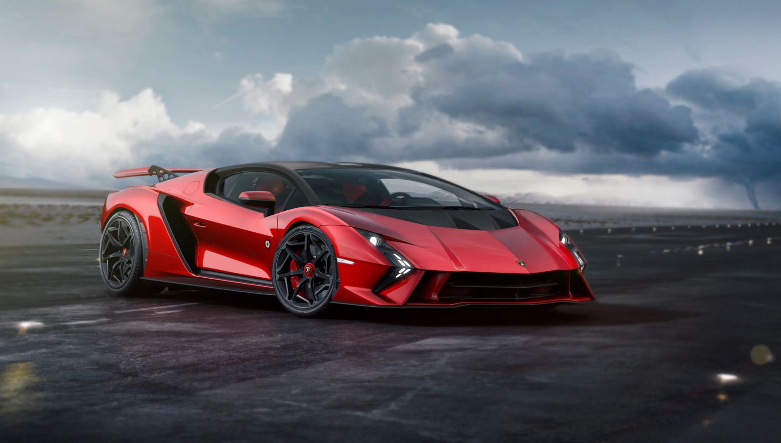 Roter Lamborghini-Supersportwagen mit schwarzen Felgen und Heckflügel auf nassem Asphalt vor dunklen Gewitterwolken